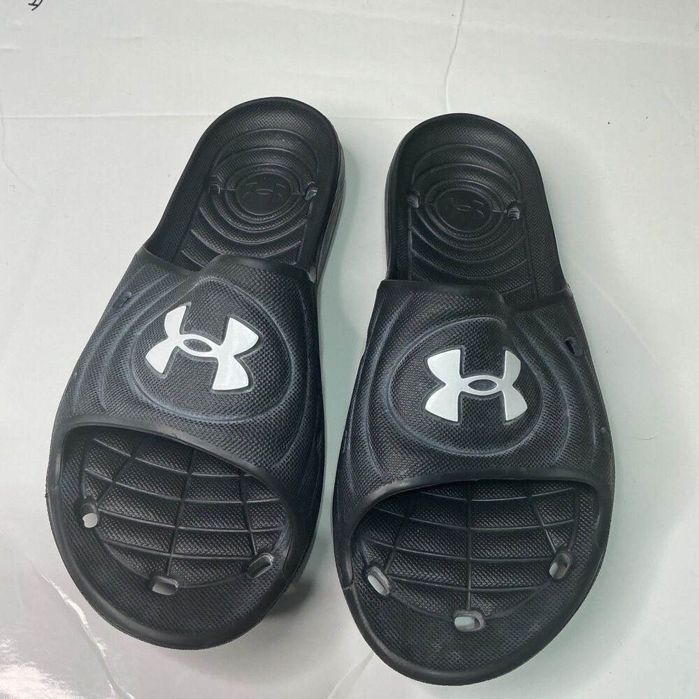 Under Armour men's solid black Locker IV slide shower sandals 9 M EUC